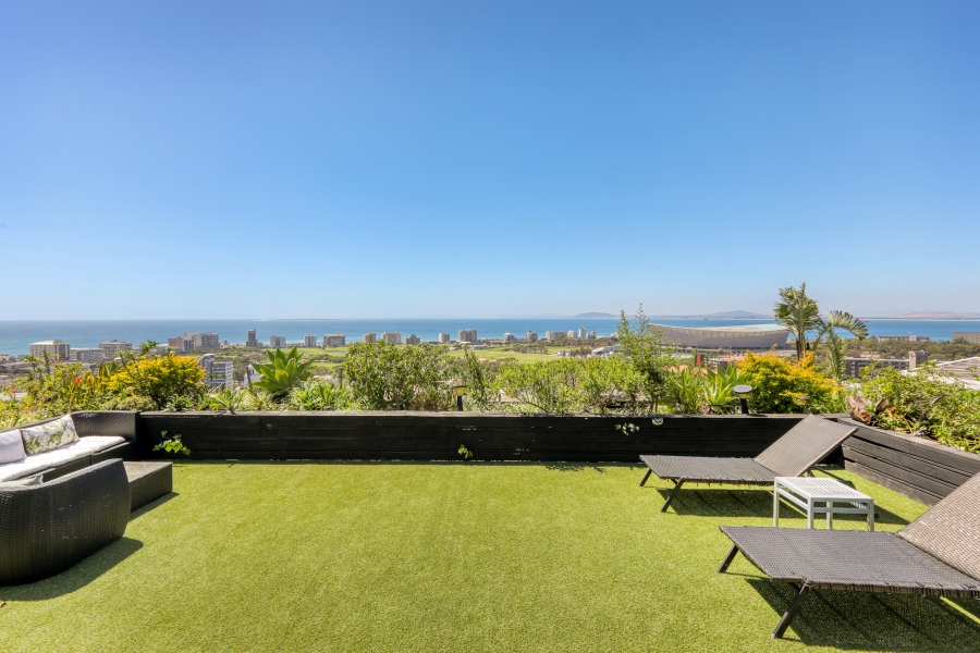 5 Bedroom Property for Sale in Green Point Western Cape
